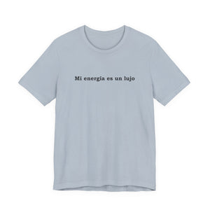 Mi Energía Es Un Lujo | Deluxe Tee